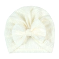 Detail der cremefarbenen Baby-Turbanmütze mit atmungsaktiver Spitze und großer Schleife - Cremeweiß (Spitzen-Jacquard)