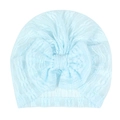 Dettaglio del cappello in pizzo azzurro per neonati con un grande fiocco floreale - Blu