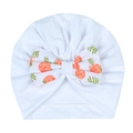 Detail der Baby-Turbanmütze aus weißem Strick mit großer Schleife und Rosen-Blumenmuster - Weiß
