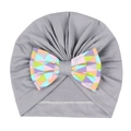 Détail du bonnet turban gris pour bébé avec un nœud papillon à motifs géométriques - Gris