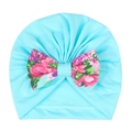 Détail d'un bonnet turban bleu clair pour bébé avec un grand nœud à motif floral - Bleu