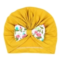 Détail du bonnet pour bébé en coton jaune avec un nœud décoratif à motif floral rose - Moutarde