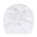 Detailansicht eines weißen Baby-Turbanhutes mit großer glitzernder Tüllblume - Weiß