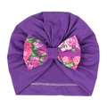 Détail du bonnet turban violet pour bébé avec nœud floral et texture en coton doux - Violet foncé