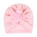 Detailansicht der rosa Baby-Turban-Mütze mit großer Netzblume und vertikalem Rippstrickmuster - Rosa