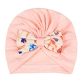 Détail du bonnet turban pour bébé rose avec un grand nœud décoratif à fleurs - Bourgeon de Neige