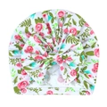 Nahaufnahme der Turbanmütze mit rosa Blumenmuster, großer Schleife und Rippenstruktur - Weiße Rosen Blumenmuster (11#)
