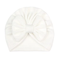 Dettaglio del berretto in maglia bianco perla per neonato con grande fiocco e coste - Bianco