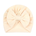 Dettaglio della morbida trama in maglia a coste e del grande fiocco su questo turbante beige - Bianco Sporco