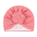 Detalle de gorro turbante rosa para bebé con nudo floral 3D y forro de satén blanco suave - Rosa Viejo