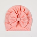 Dettaglio della trama in maglia a rombi e del grande fiocco sul cappello corallo neonato - Rosa