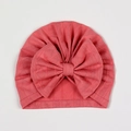 Dettaglio cappello rosa per neonati con trama a rombi e grande fiocco decorativo frontale - Rosso