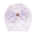 Détail du bonnet pour bébé en dentelle blanche orné d'un grand nœud à pois rose doré - Blanc