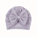 Vue détaillée du bonnet turban pour bébé lilas avec un grand nœud et une texture tricotée - Violet