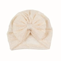 Detail van baby tulbandmuts met hol gebreid kant en een grote bijpassende strik - Beige