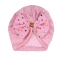 Détail du bonnet turban rose bébé avec nœud à pois dorés et texture dentelle ajourée - Rose