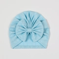 Dettaglio del cappello da neonato azzurro con trama a rombi traforata e grande fiocco - Blu