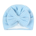 Detalle del gorro turbante celeste para bebé en punto popcorn con lazo grande y forro suave - Azul claro