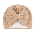 Detalle de gorro turbante para bebé en punto de popcorn beige con forro de satén - Café Claro