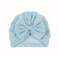 Détail du bonnet en tricot bleu clair pour bébé avec dentelle et grand nœud doux - Bleu