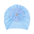 Detail der Baby-Turbanmütze mit großer Spitzenblume, Strassstein und blauer Bandschleife - Blau