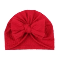 Detailaufnahme der roten Baby-Strickmütze mit großer Schleife und Jacquard-Muster - Rot