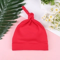 Primer plano detallado de un gorro de punto rojo para recién nacido con nudo superior - Talla única / Rojo
