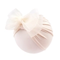 Nahaufnahme der Baby Turban Mütze mit großer Organza-Doppelschleife und Rüschenrand - Milchweiß