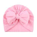 Detailansicht der Baby-Turban-Mütze mit Zopfmuster und großer rosa Schleife für Mädchen - Rosa
