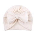 Détail du bonnet turban pour bébé en tricot torsadé crème avec un grand nœud doux - Blanc Cassé
