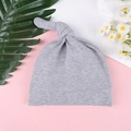 Detalle de la textura del gorro de punto gris claro con nudo para recién nacidos - Talla única / Gris claro