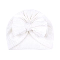 Vue détaillée du bonnet blanc pour bébé en maille côtelée avec un grand nœud décoratif - Blanc