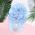 Dettaglio del turbante per neonati e calzini con grande fiocco in morbido cotone azzurro - Taglia unica / Blu