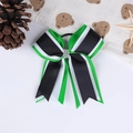Detail van driekleurige haarelastiek met strik, strasstenen en een elastische band - Zwart Wit Groen