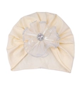 Bonnet turban bébé jaune pâle avec une grande fleur en dentelle et un détail en strass - Blanc Lait
