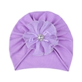 Detail eines Baby-Turbanhutes mit einer großen lila Netzblume und Kristallmitte - Lila Hut