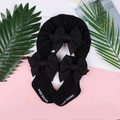 Dettaglio del turbante nero neonata e calzini con fiocco coordinati con scritta Kids Socks - Taglia unica / Nero
