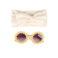 Détails d'un bandeau pour bébé avec nœud tricoté et lunettes de soleil marguerites jaunes - Blanc Cassé