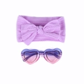 Détail d'un bandeau à nœud violet et lunettes de soleil en cœur pour bébé - Violet