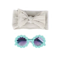 Détail d'un bandeau bébé beige avec lunettes de soleil fleuries vert menthe pour enfants - Milky blanc