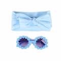 Dettaglio fascia per neonati con fiocco blu e occhiali da sole rotondi con margherite blu - Blu Lago