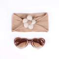 Détails d'un ensemble bandeau à fleurs en nylon jacquard et lunettes de soleil cœur pour bébés - Kaki