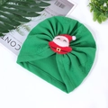 Detailaufnahme der grünen Weihnachts-Babymütze mit Weihnachtsmann und Baummuster - Grün