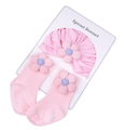 Ensemble bonnet et chaussettes rose pour nouveau-né avec fleurs 3D sur fond blanc - Fleur Rose (MZTZ013)