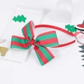 Dettaglio di una fascia natalizia con fiocco a strisce rosse e verdi su vassoio festivo - A Strisce / Rosso+Verde