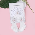 Detail von Baby-Set aus weißer Baumwolle mit Mütze und Socken mit Paillettenblumen - Mütze und Socken Set / Weiß