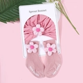 Details von Baby-Baumwollmütze und Socken mit Paillettenblumen auf zartrosa Hintergrund - Mütze und Socken Set / Rosa