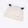 Bonnet en tricot crème pour bébé avec d'adorables oreilles à pompons noirs - Blanc Cassé