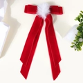 Dettaglio del fermaglio a fiocco in velluto rosso con pompon bianco e nastri - Stile Pompon in Velluto Rosso / Pompon Rosso