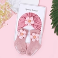Vue détaillée du bonnet et des chaussettes en coton rose pour bébé avec fleurs - Fleur à Pois Rose Poudré